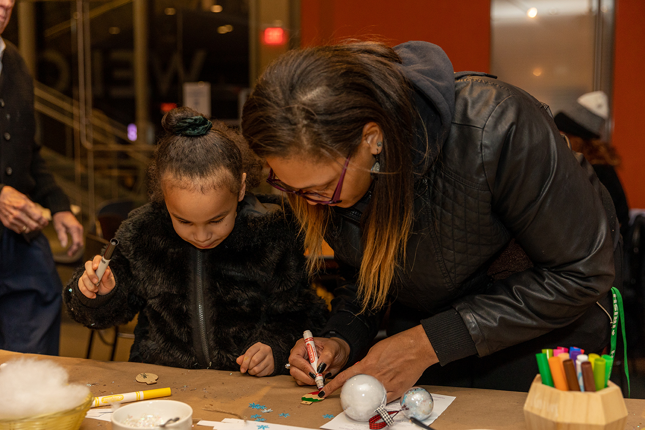 Image of Mom and Daughter at past Museum event making a craft together